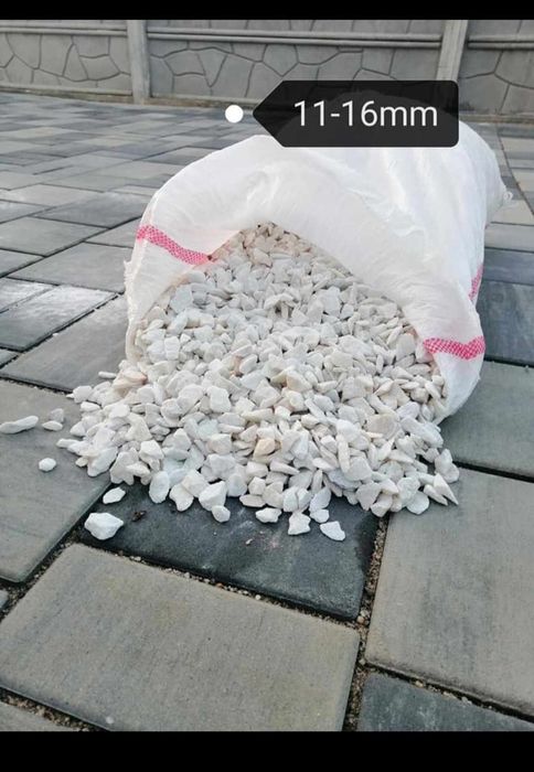 Piatra decorativa marmura alba sau roșie se vinde la sac de 50 kg