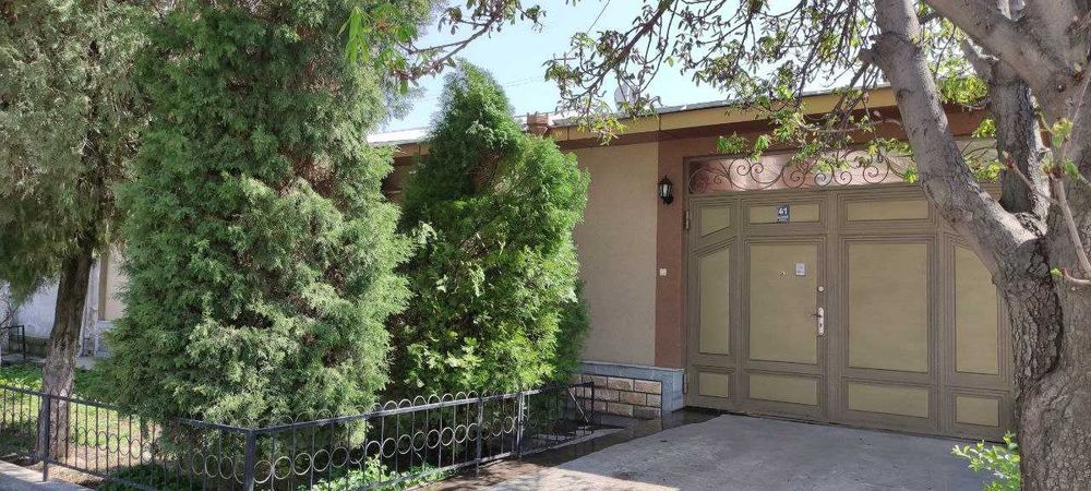 Участок 8 соток в центре.