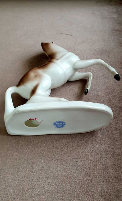 Bibelou din porțelan fin de calitate ,,Cal nărăvaș", fabricat de Cero