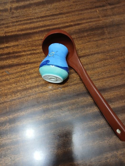 Дървена  лъжица  и  солница