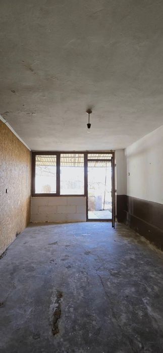 Едноетажна тухлена къща с голям двор в село Полски Сеновец