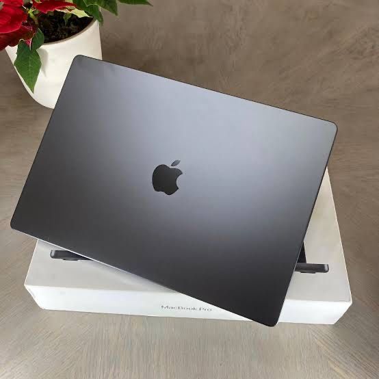 MacBook Pro 16inch M3 Max 48GB Ram 1TB ssd 40 core Midnight Black