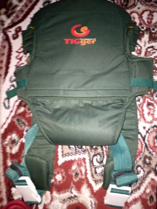 Chaqaloqni kotarib yurish uchun kenguru ryugzak