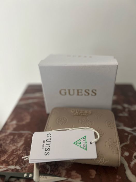 Ново дамко портмоне Guess