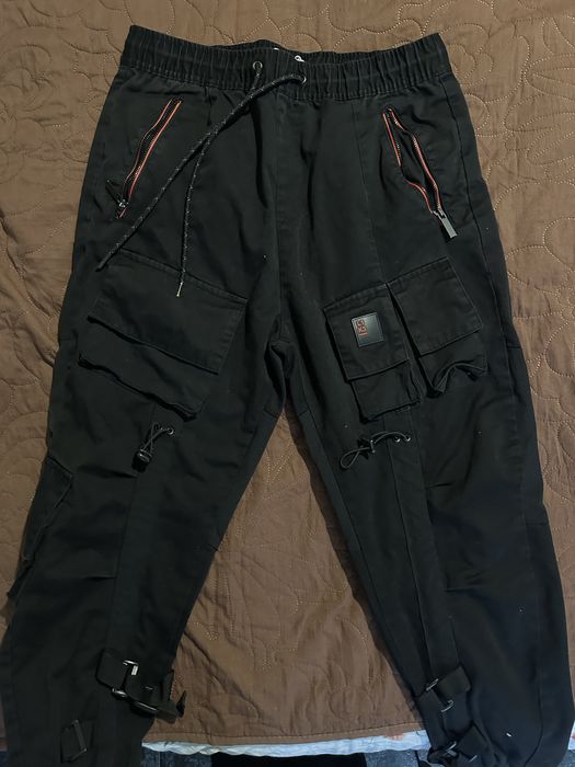 Черен карго панталон BERSHKA