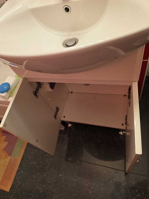 Mobilier baie cu lavoar si robinet