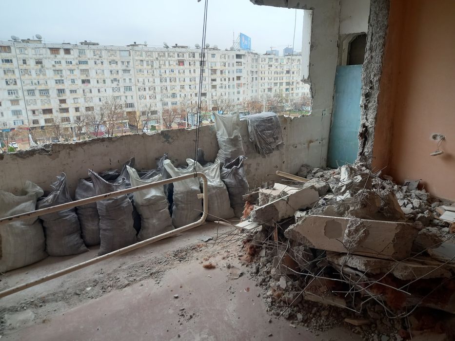 Демонтажные услуги подготавливаем к ремонту Копаем подвал.