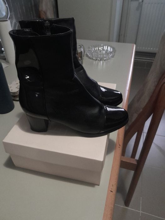 Cizme din piele de culoare neagra