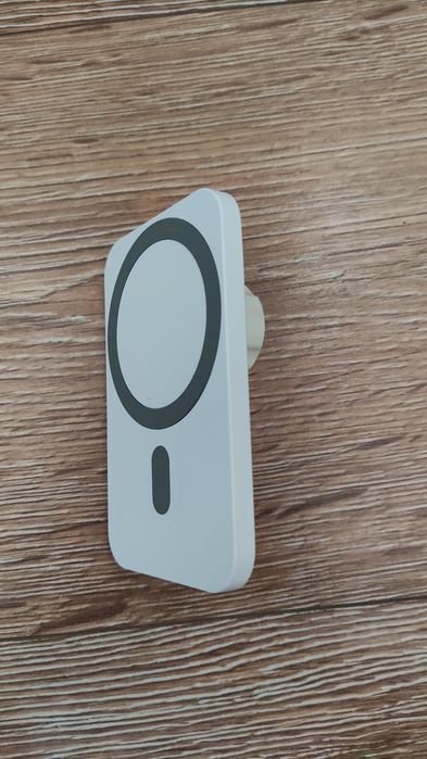 Încărcător de telefon magnetic wireless cu suport auto