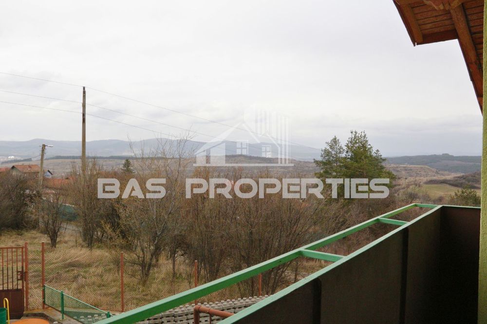 Къща в Перник, област-с.Големо Бучино площ 215