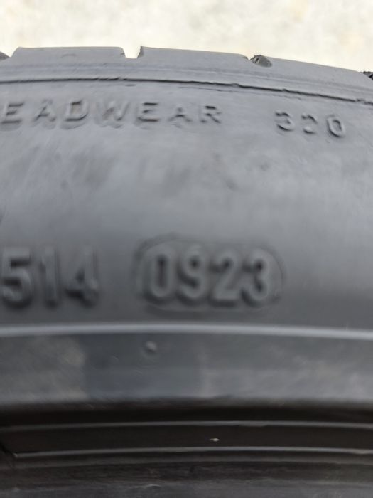 Vând două anvelope de vara pirelli p zero 275 40 21 dot 0923