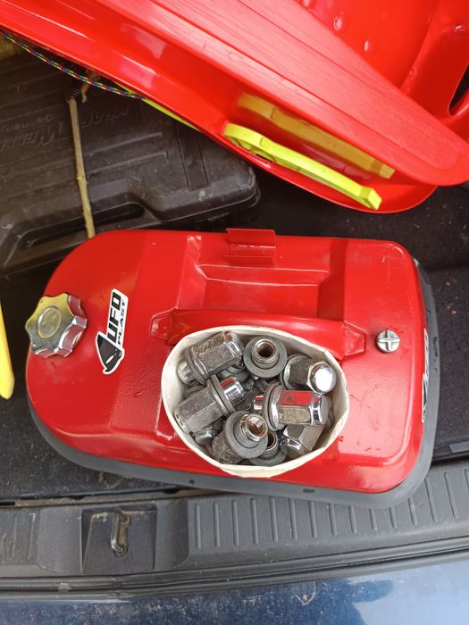 16 5x114.3 Toyota с летни гуми 205 55  и гайки