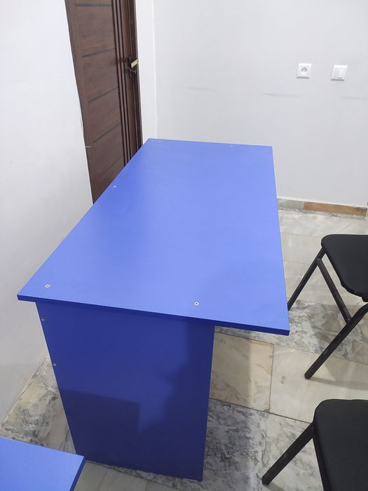 Parta va stullar arzon narxda 11 ta qizil va 11 ta kok va 36 ta stul