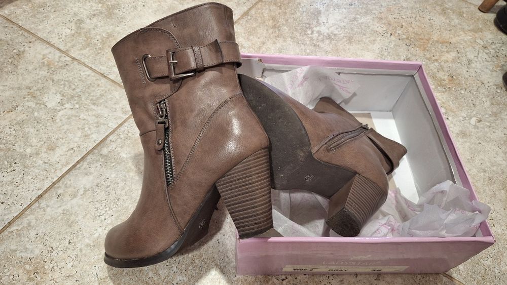 Botine imblanite cu toc masiv