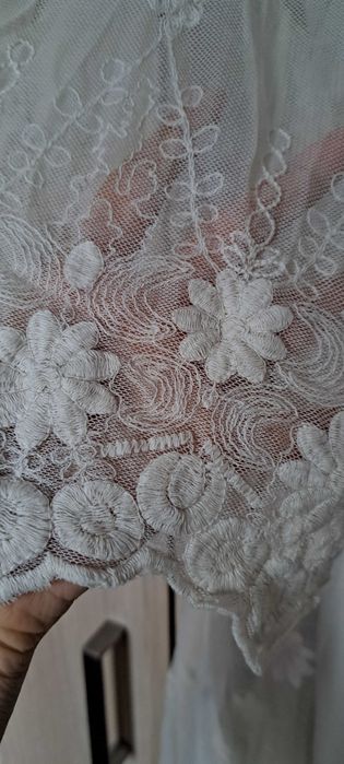 Rochie diafana cu broderie