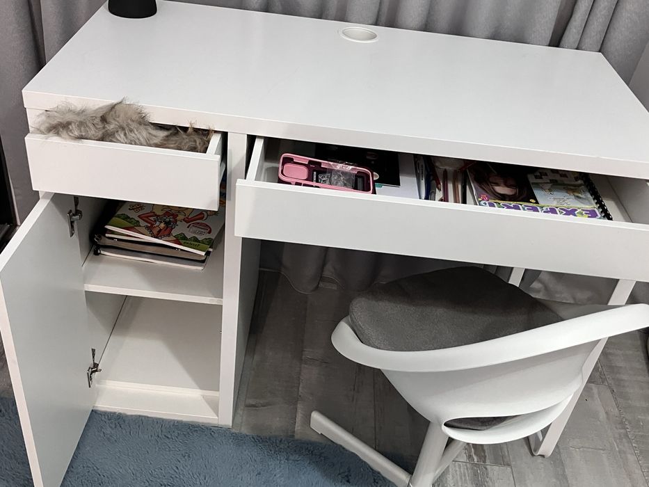 Vand birou cu scaun de la ikea