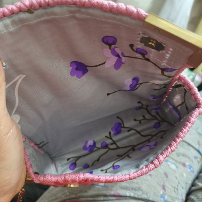 Выполнена ручной работой сумка