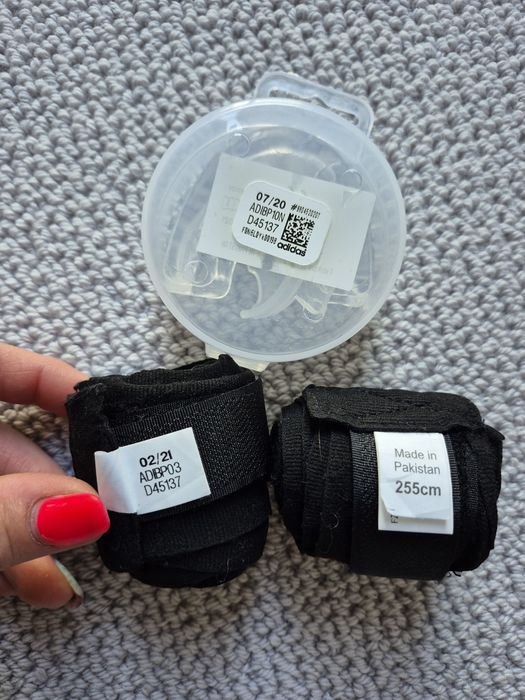 Set Box ADIDAS: Mănuși, benzi, protecție pentru dinți  stare excelentă