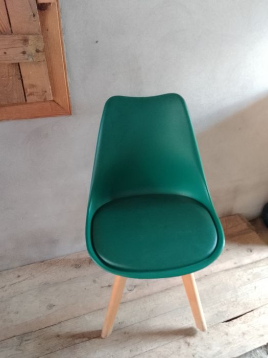 Scaun în poză este doar unul dar sunt patru scaune la fel
