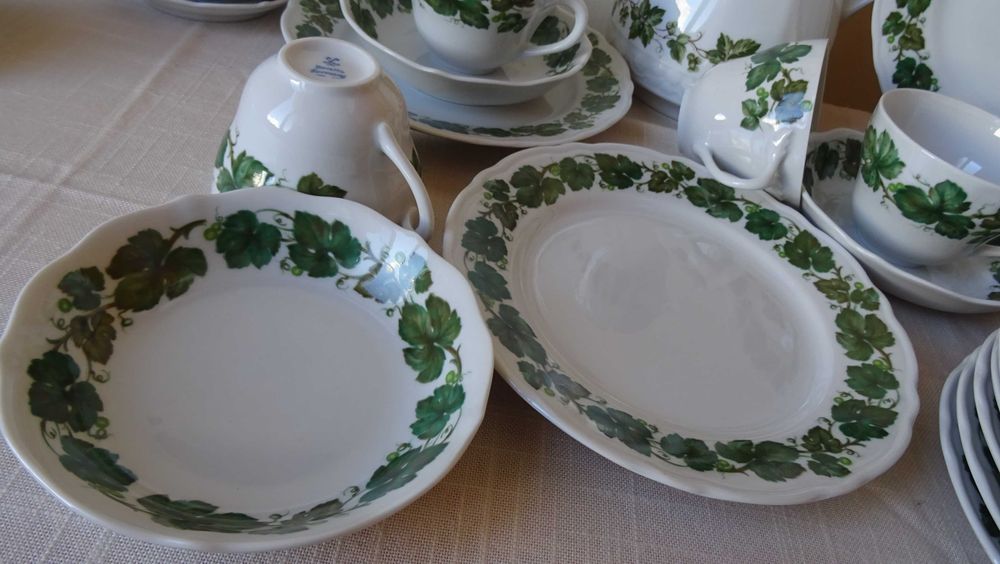 Лозов лист  - Oscar Schaller 1918- 1938 г.  porcelain