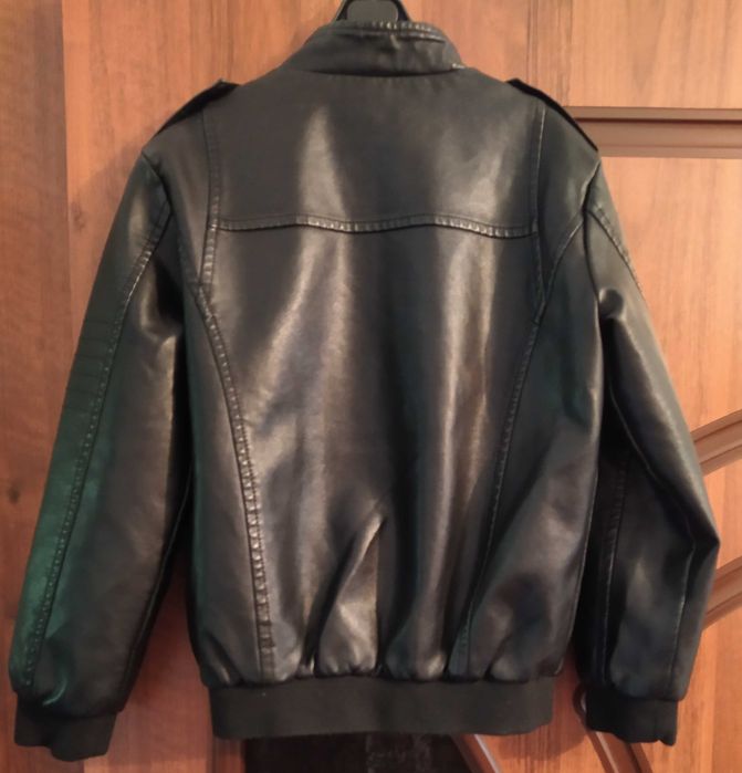 Продаётся кожаная куртка на мальчика