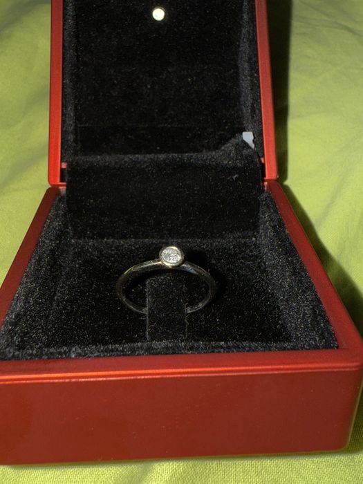 Златен пръстен с диамант