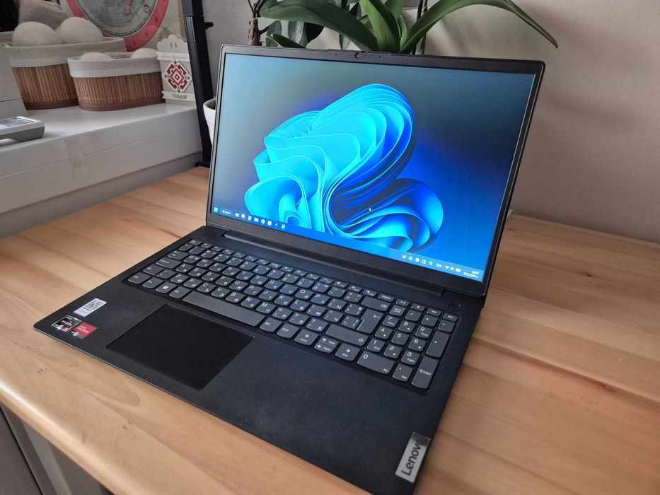 Lenovo V15 G4 (16GB DDR5, Ryzen 5, 512GB NVMe) - Перфектен, в гаранция