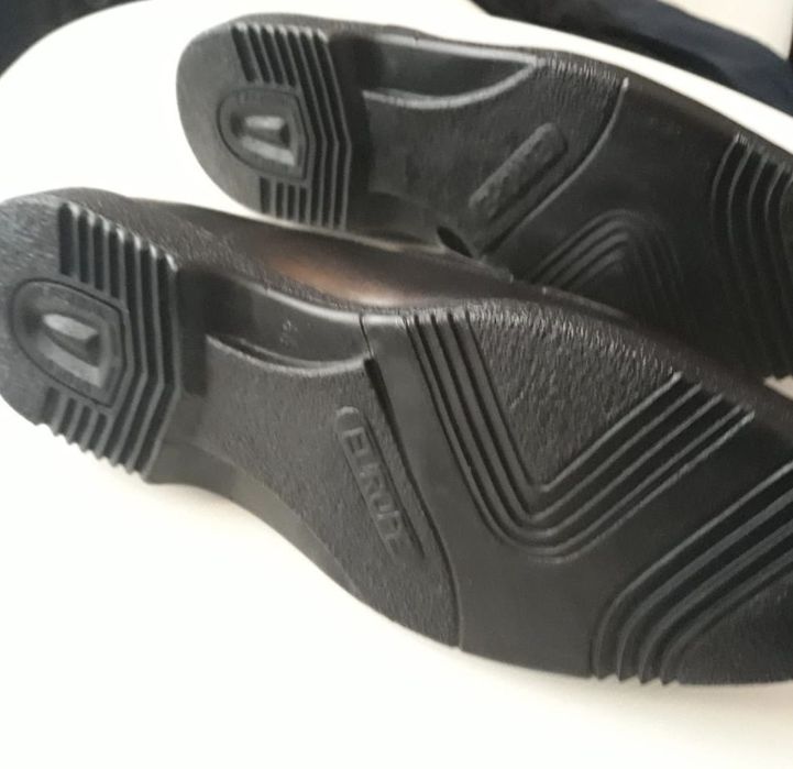 Pantofi piele naturală noi.