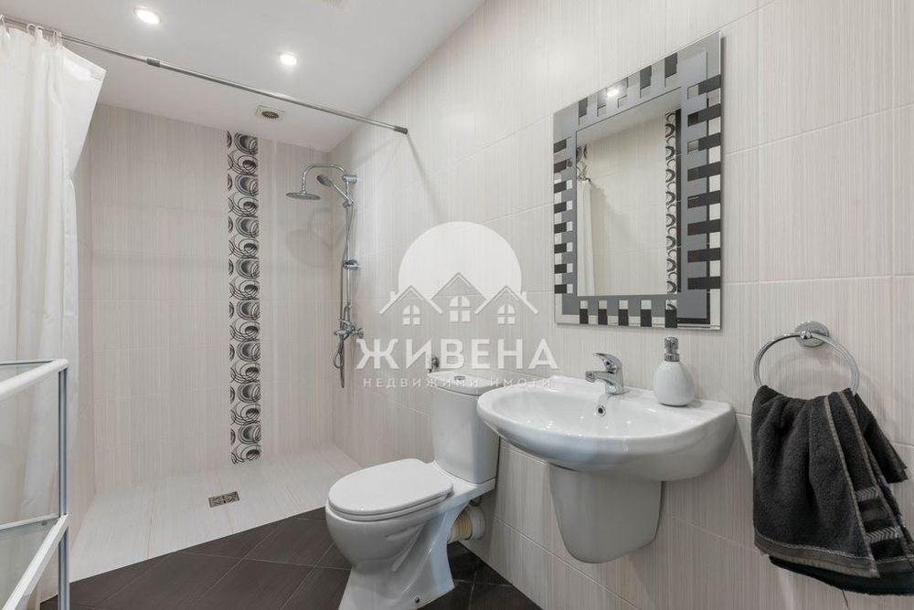 Дава се под наем Тристаен апартамент в Варна, Център - 110 кв.м за 847.62 € - Снимка #12