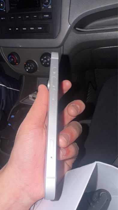 Продам Айфон 16е