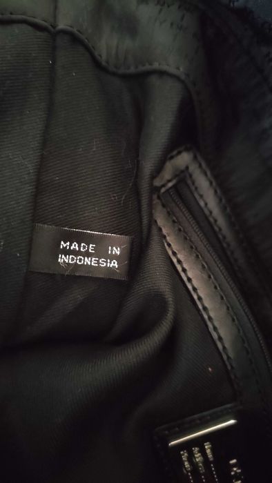 DKNY дамска чанта в черен цвят