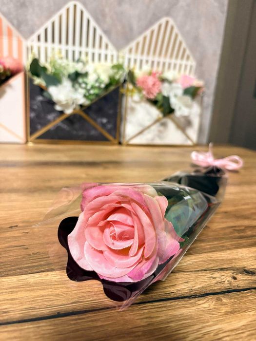 Trandafir - 1 si 8 martie / buc