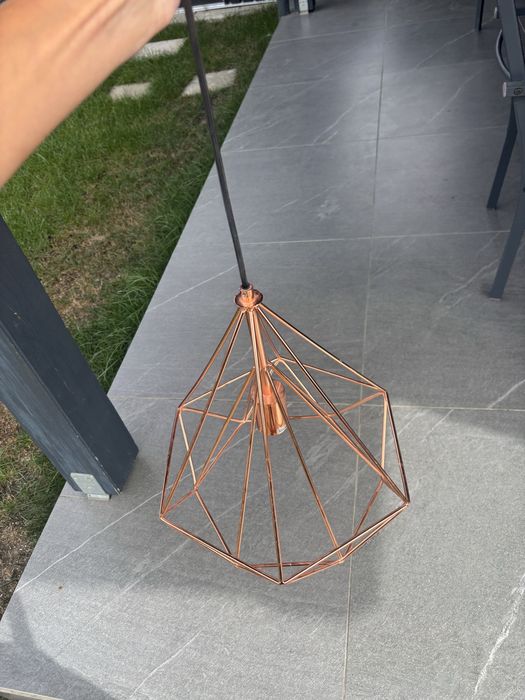 Lustră aurie forma diamant