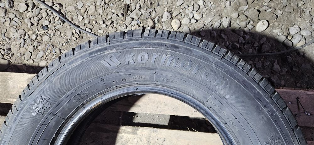 Продам резину б/у зимняя