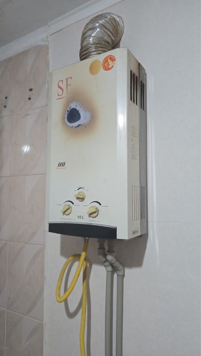 Есік. Двери . Газовый воданагреватель