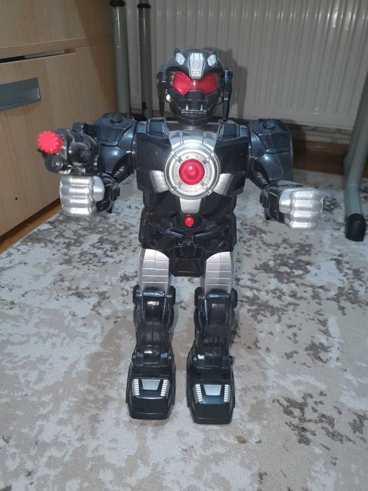 Robot mare aproximativ 40 cm, cu baterii