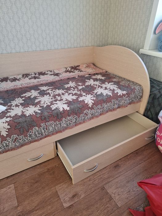 Продам б/у деревянную кровать