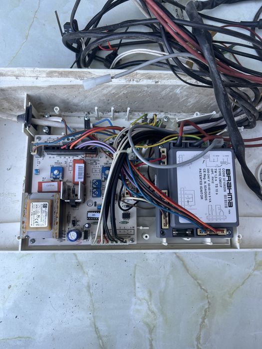 Immergas Zeus Maior Vând panou automatizare complet pentru centrală termică. Se vinde exact cum se vede în poze: placa electronică de comandă montată
