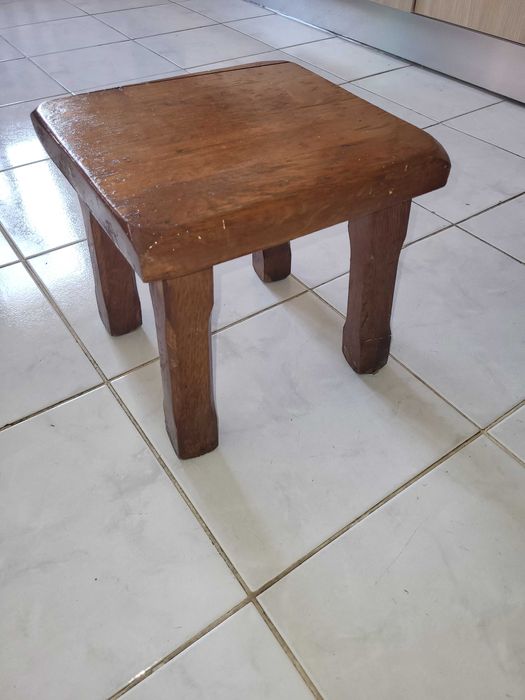 Scaunel din lemn masiv