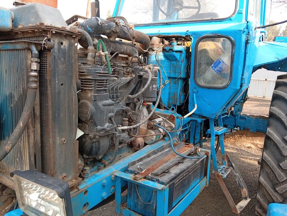 Трактор МТЗ 80 .