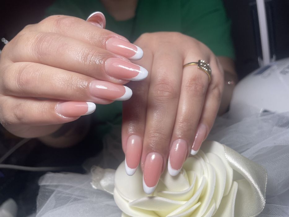 Realizez manichiura-pedichiura  gel și semi