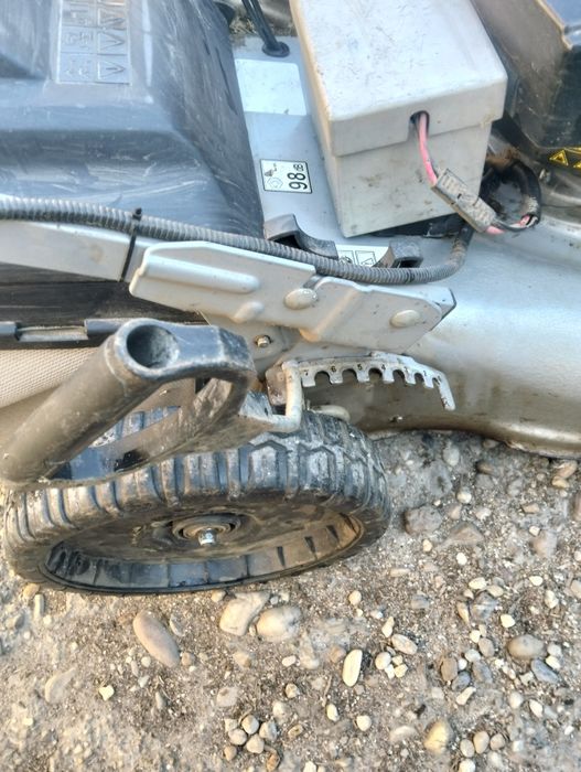 Mașina de tuns iarba Briggs Stratton