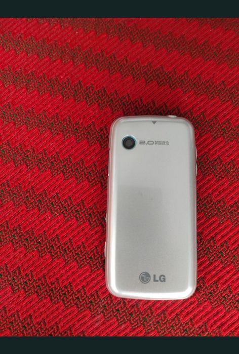 Telefon cu touchscreen și camera video/foto, cu carcasă de aluminiu