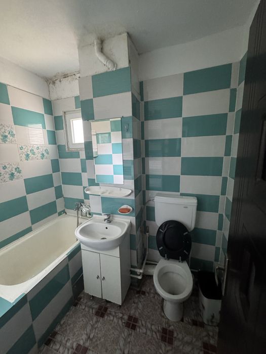 Inchiriez apartament cu 2 camere .