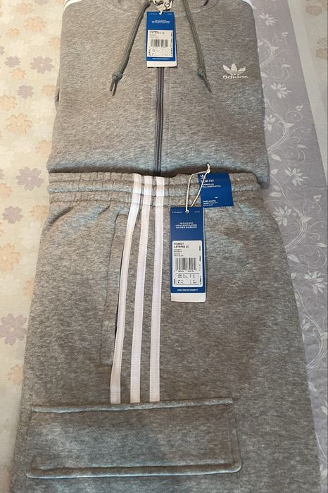 Vand trening Adidas originals negru si gri nou cu eticheta !!!