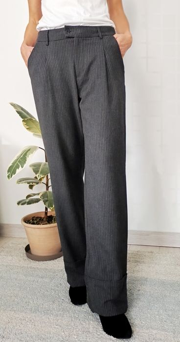 Pantaloni cu pense Zara