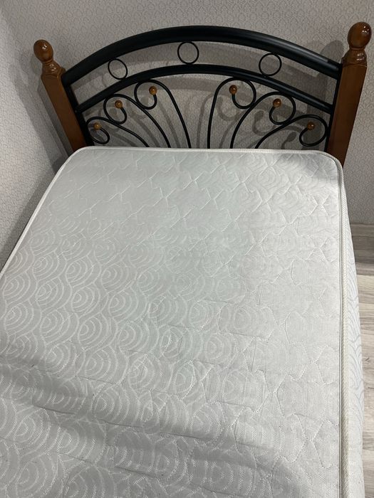 односпальная кровать с матрасом