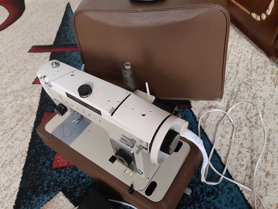 Mașină de cusut vintage Lucznik