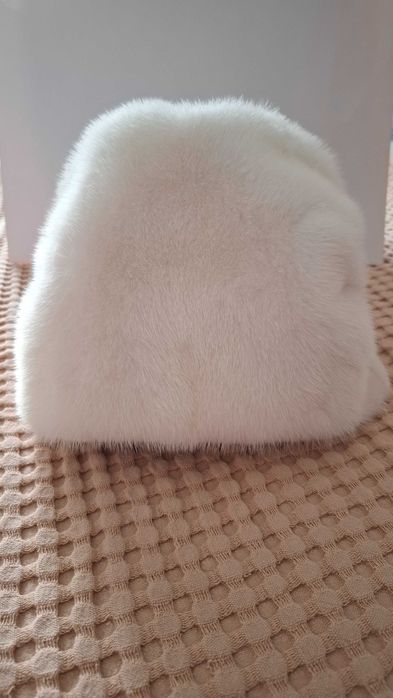 белая норковая шапка