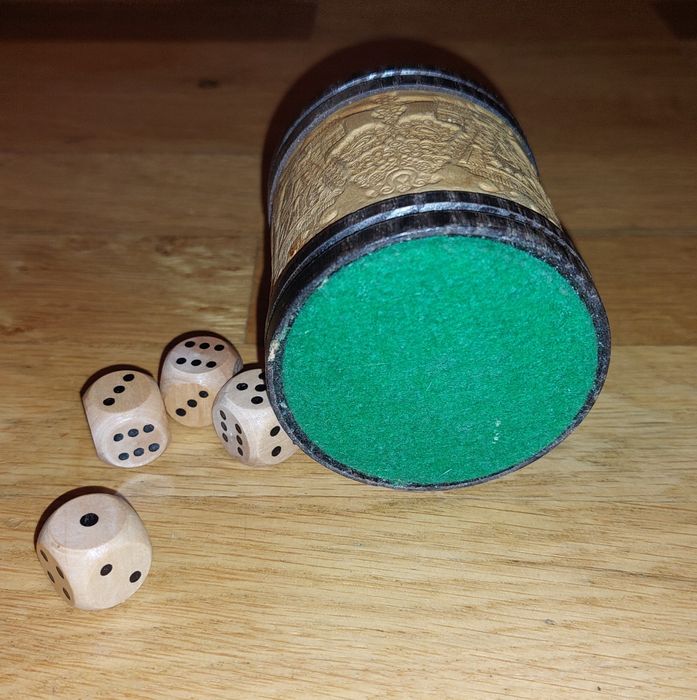 Кожена чаша за зарове 2бр